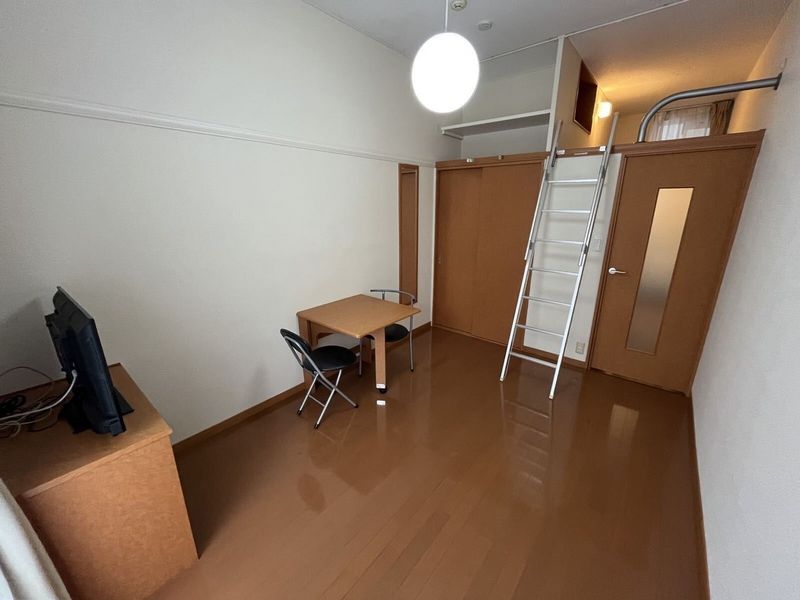 レオパレスグレイス清水 居間