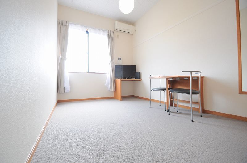 レオパレスルーメット中之茶屋 居間