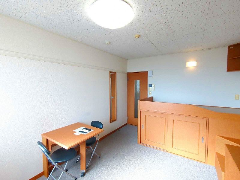 レオパレスメイプルコートⅠ号館 居間