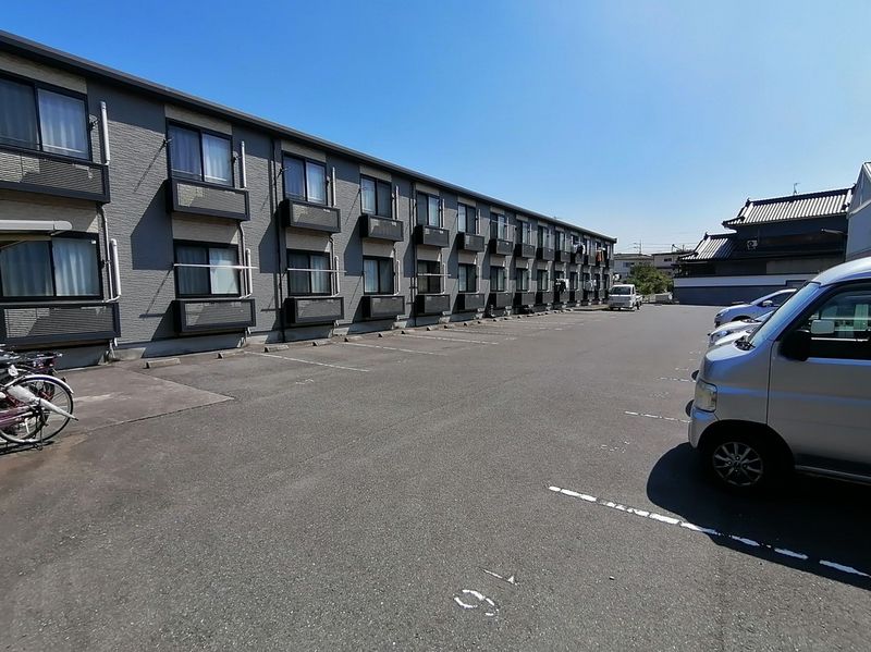 レオパレスＬｏｖｅｌｙせと 駐車場