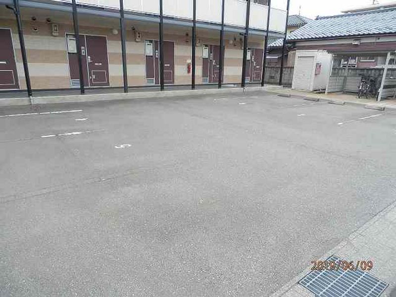 レオパレスハルスウィート２ 駐車場