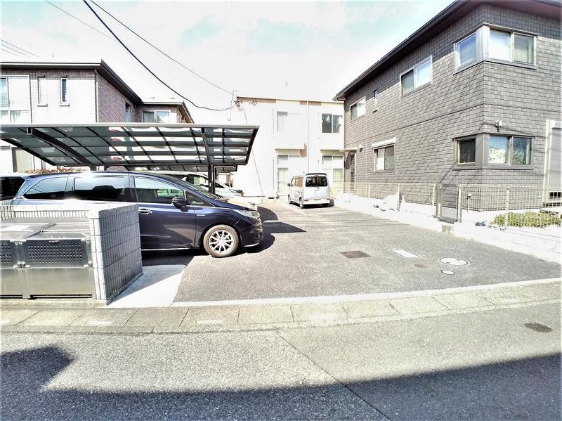 レオパレスアーバンコート東大沢 駐車場