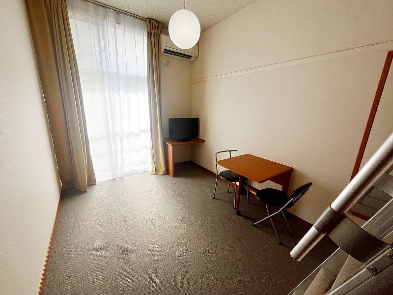 レオパレススターコート八雲台 居間