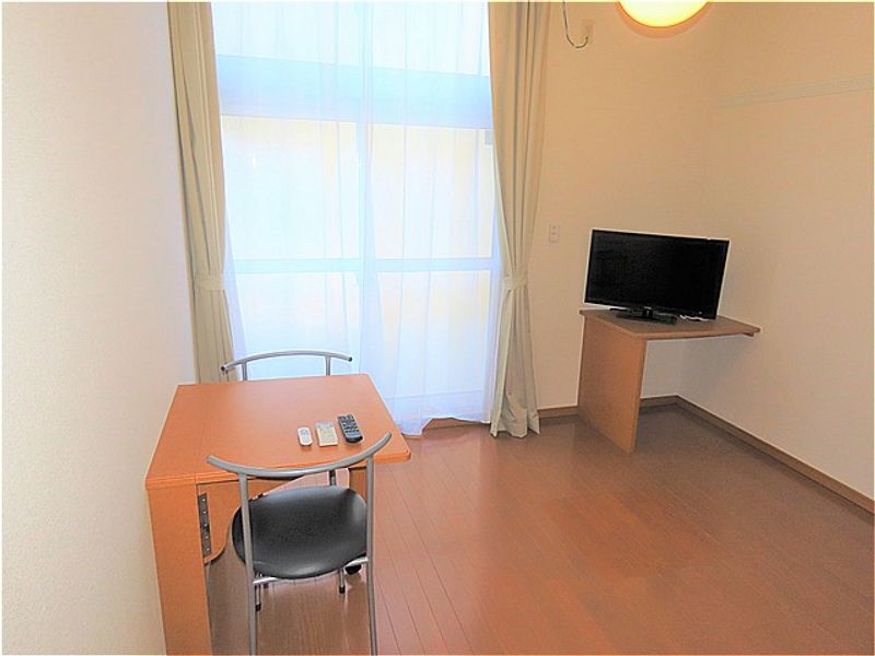 レオパレス中御所 居間