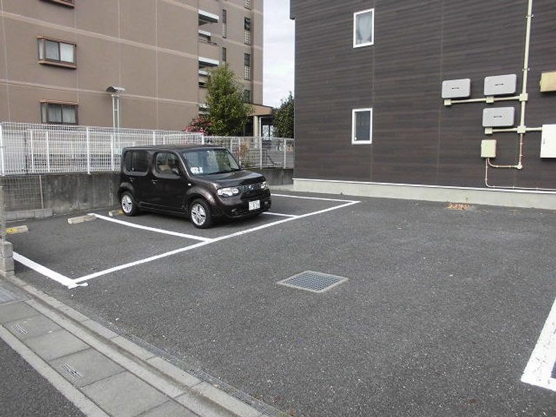 レオネクスト榎戸 駐車場