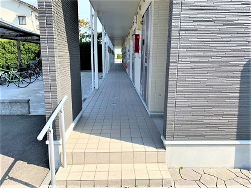 レオネクストこもうら エントランス