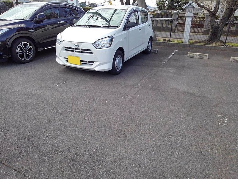 レオパレスいずみ 駐車場