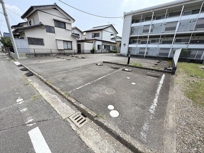 レオパレスエクレール 駐車場