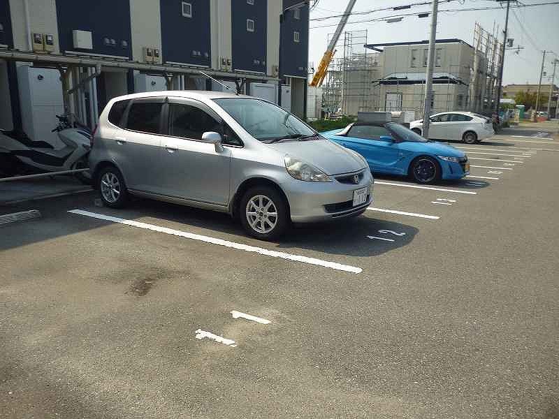 レオネクストタカス壱番館 駐車場
