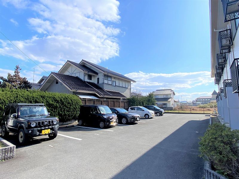 レオパレスメゾン福生 駐車場
