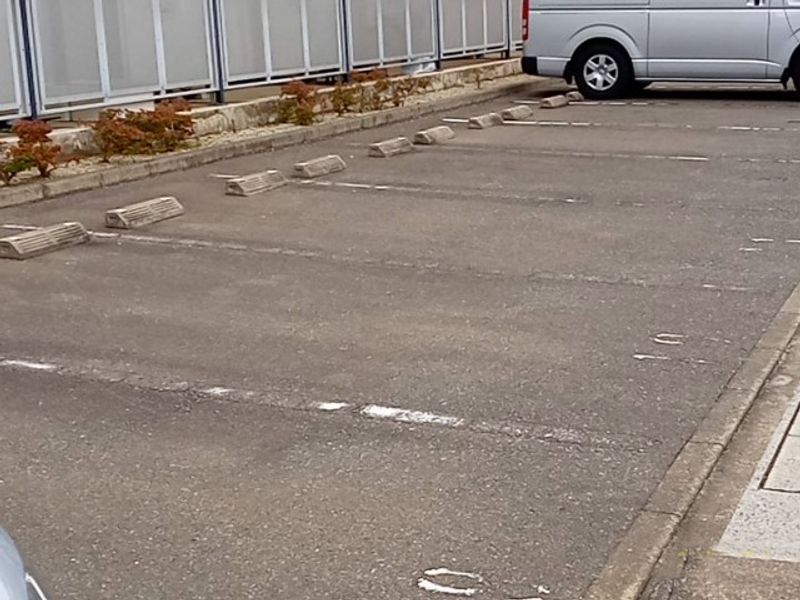 レオパレスモンペール 駐車場
