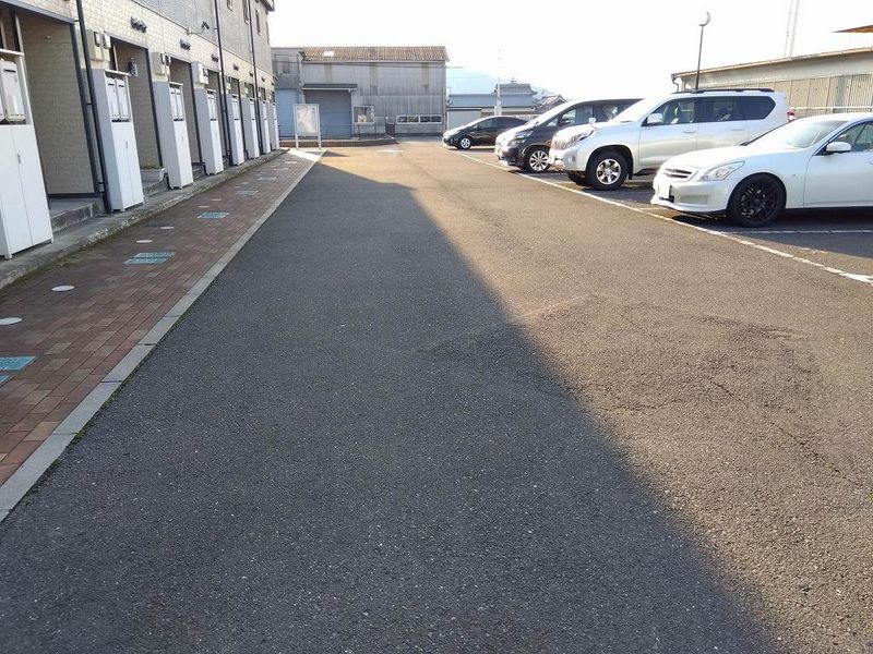 レオパレスシュトラール 駐車場