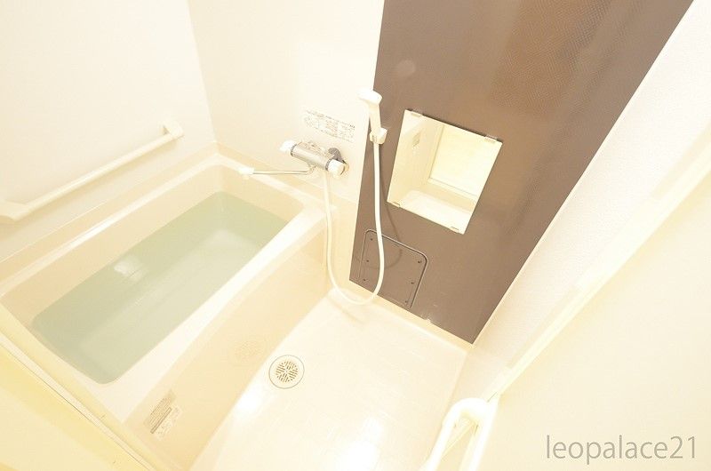 CLEINO Liracia Bathroom