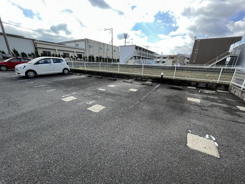 レオパレスかつらぎ 駐車場