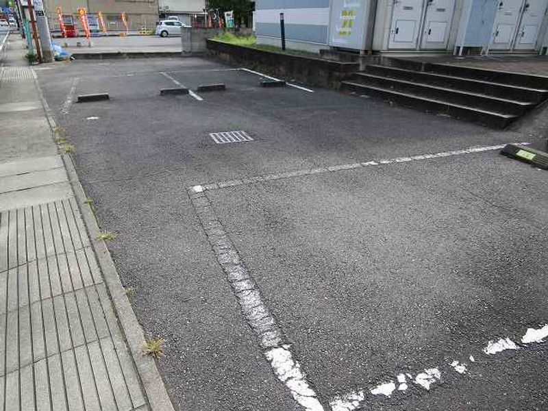 レオパレスジェラルディン 駐車場