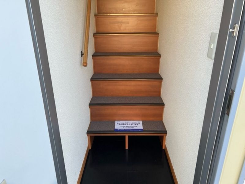 レオパレスきずな 玄関