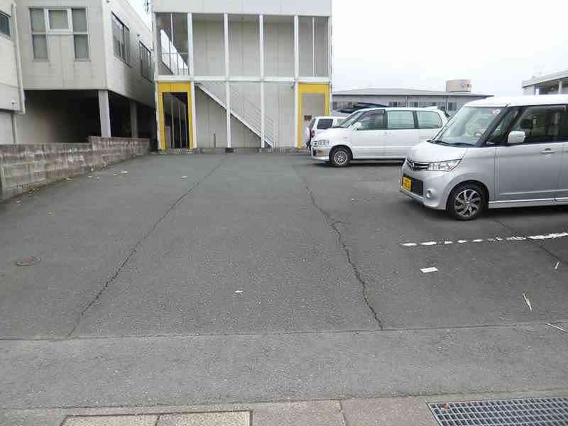 レオパレスセントポーリア大窪 駐車場