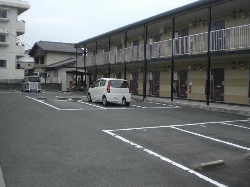 レオパレスあづま 駐車場