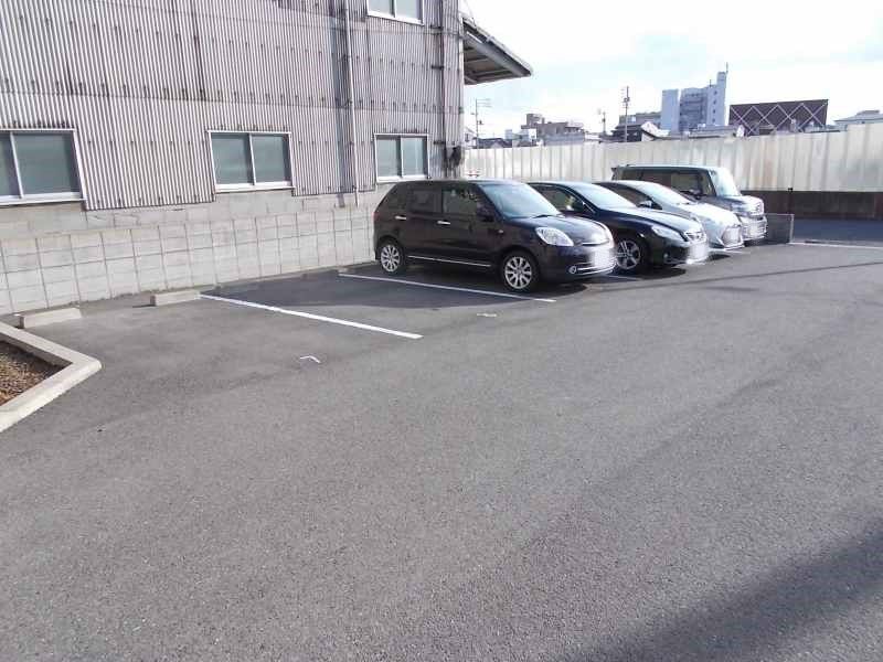 レオパレスアステック 駐車場