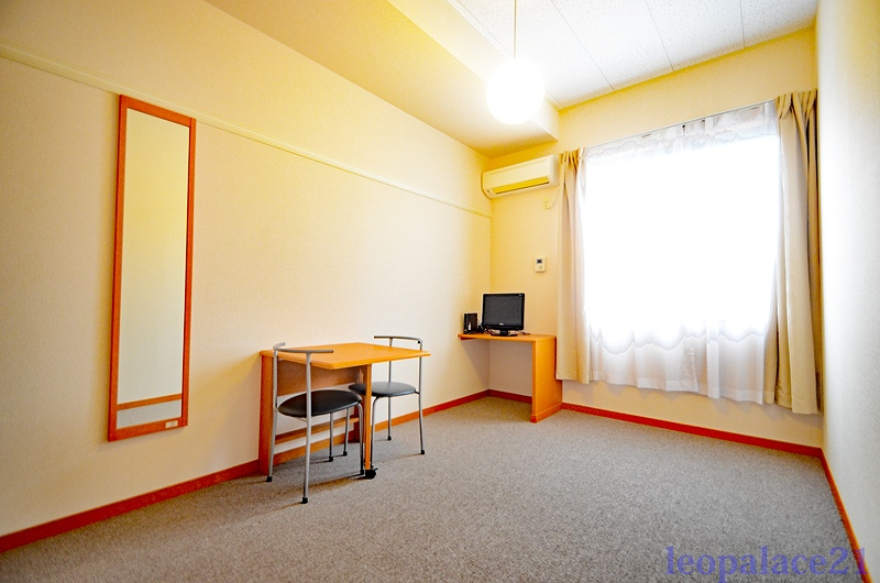 レオパレス銀豊 居間