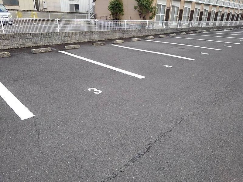 レオパレスプランドール木太Ⅱ 駐車場