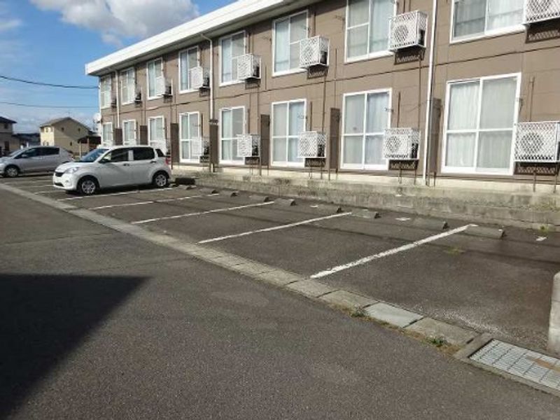 レオパレスウェル 駐車場