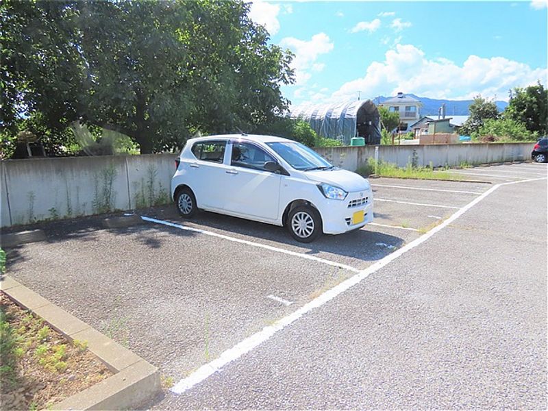 レオパレスソレイユ 駐車場
