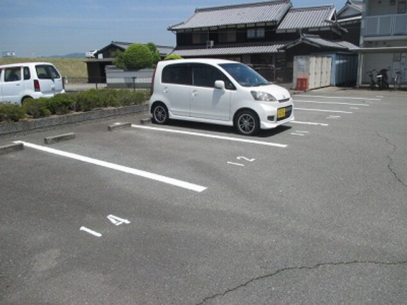 レオパレスＫＡＳＡＧＩ 駐車場