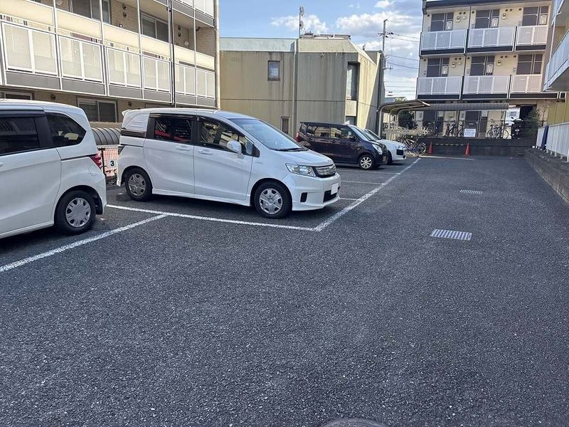 レオパレスゴールドクレスト 駐車場