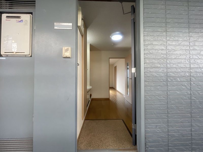 レオパレス中井町３ 玄関