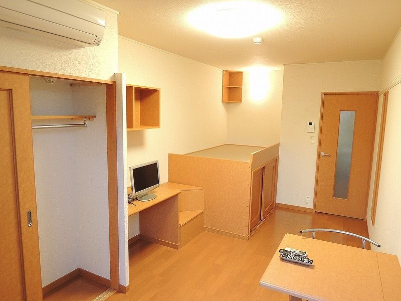 レオパレスサンピュア丸山 居間