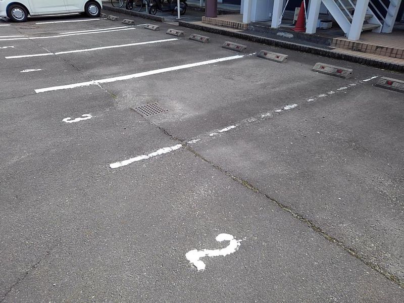 レオパレスＭａｐｌｅⅤ 駐車場