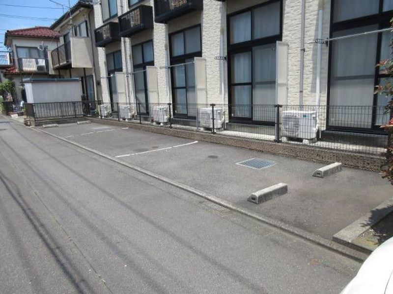 レオパレスジョイフル 駐車場