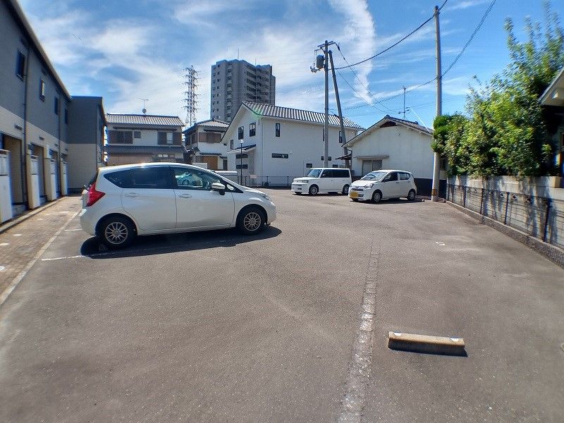 レオパレス春風 駐車場