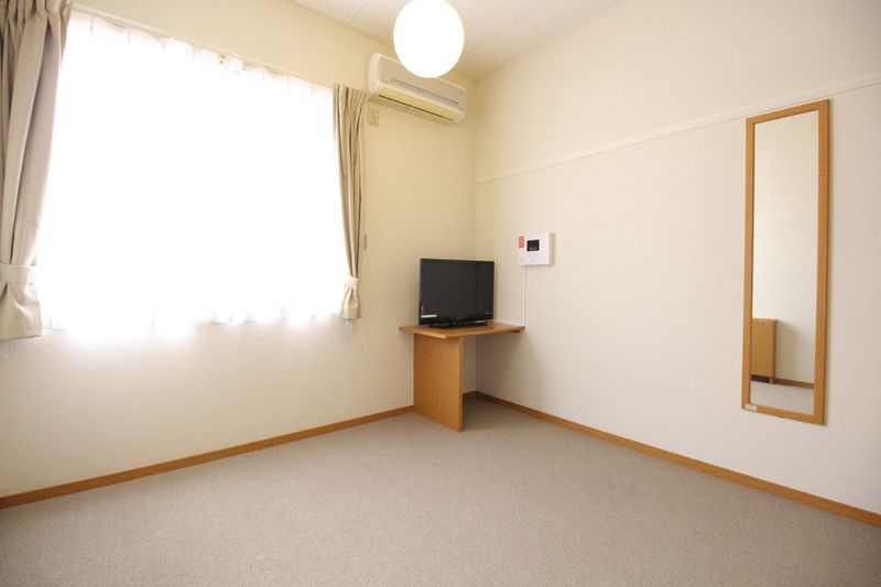 レオパレスなでしこ荘 居間