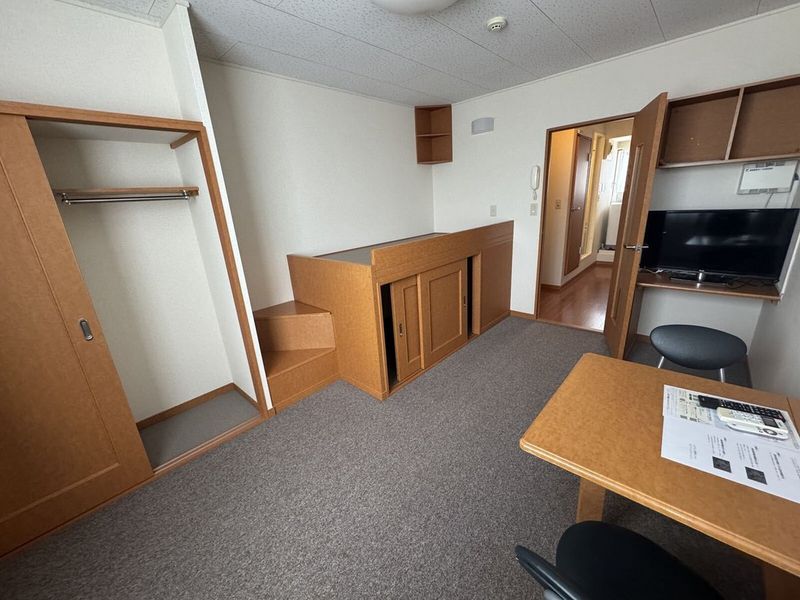 レオパレス北中江 居間