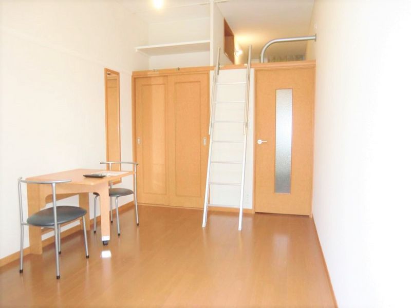 レオパレスさつき 居間