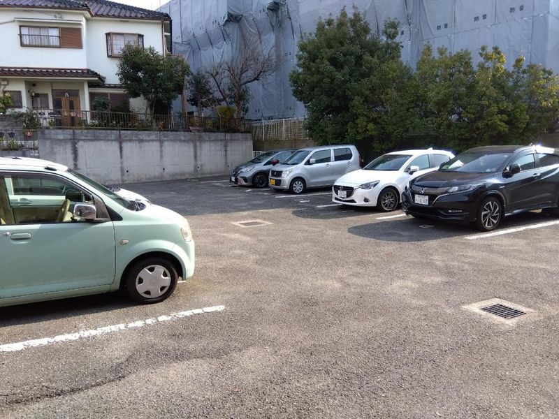 レオパレスウィステリア 駐車場