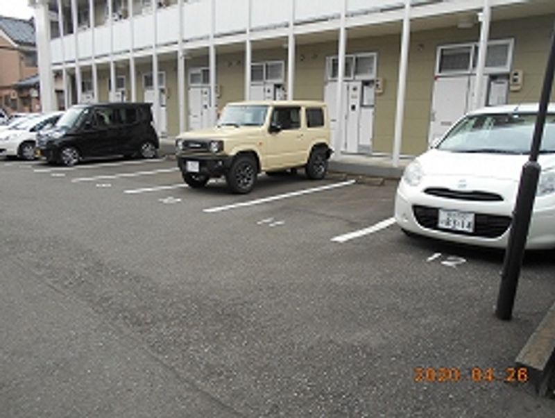 レオパレスエストント 駐車場