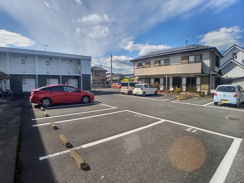 レオパレスプチ・フルールⅡ 駐車場