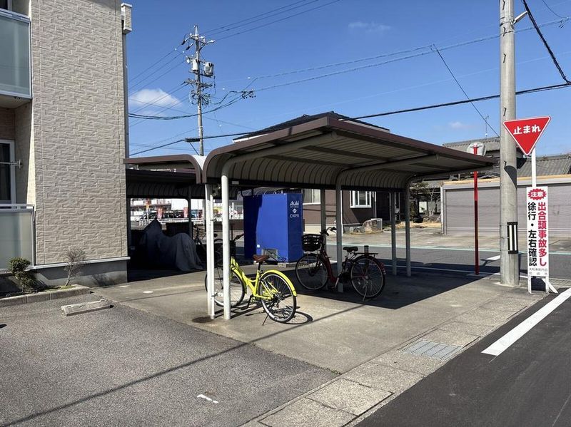 LEONEXT Morning Glory Parking lot