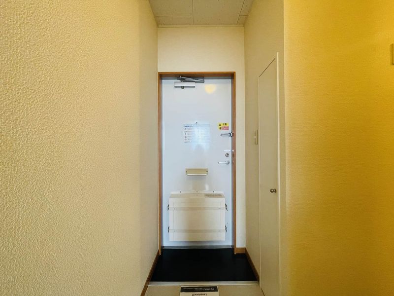 レオパレスしあわせの家 玄関