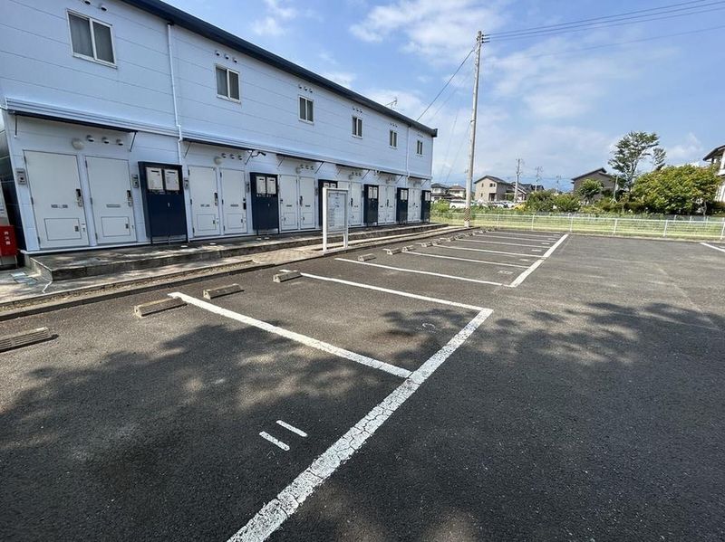 レオパレスフローラⅣ 駐車場