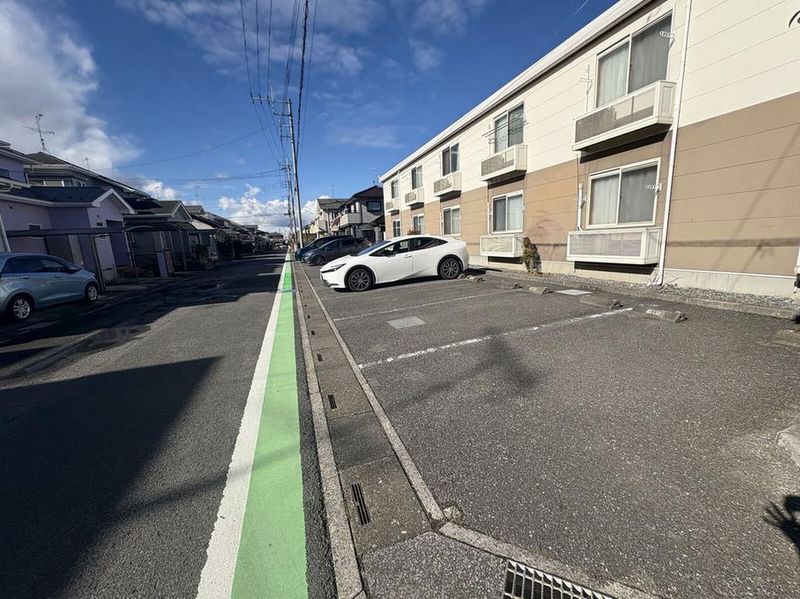 レオパレスアゼリア 駐車場