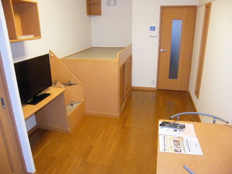 レオパレスマリーンコーポ船越南 居間