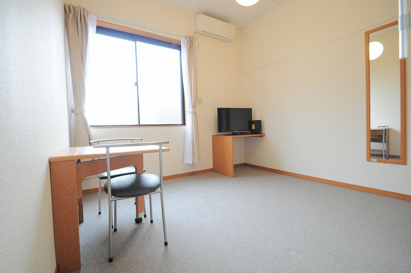 レオパレス葵 居間