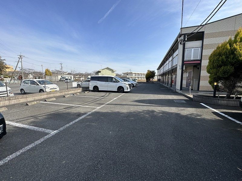 レオパレスフローラ真岡 駐車場