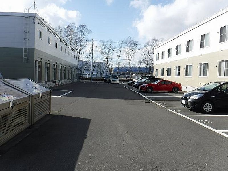 レオパレスステラⅠ 駐車場