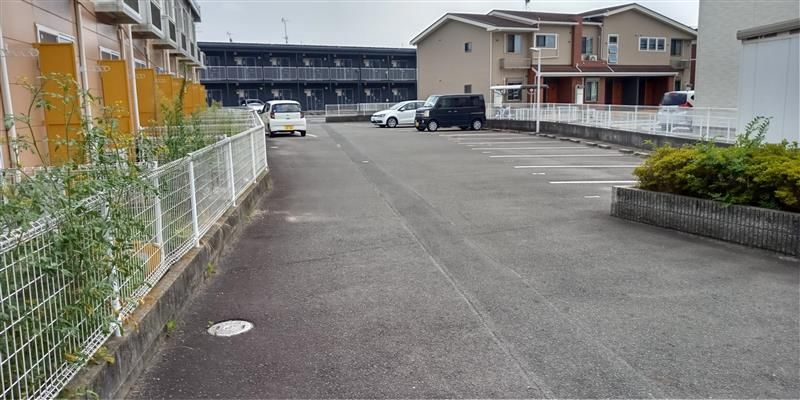 レオパレスアークハイツ 駐車場