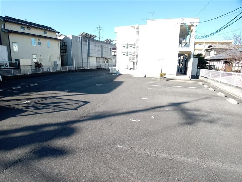 レオパレスラティエーラ１ 駐車場